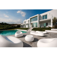 Outdoor Gumball polyethylene sofa with a soft and delicate design by Plust Outdoor.