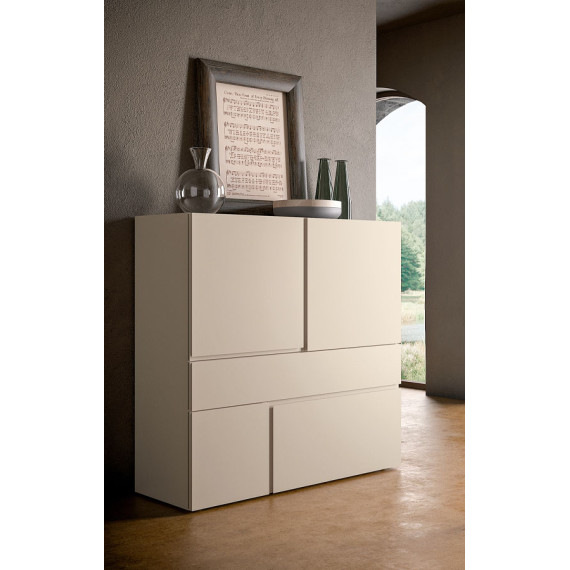 Mueble bajo Logos de Pianca con puertas batientes y decoración metálica.