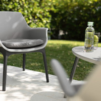 Lubecca table and chairs set for outdoor environments consisting of 4 pieces in polypropylene.