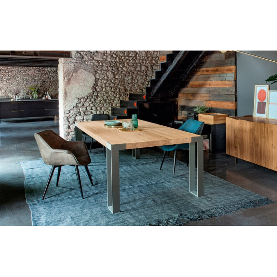 Tavolo alto in legno massiccio con piano in legno grezzo