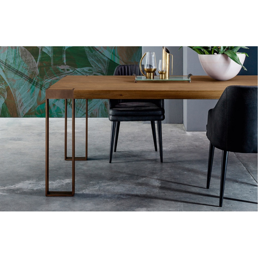 Tavolo con piano in assi di legno massello e gambe in ferro